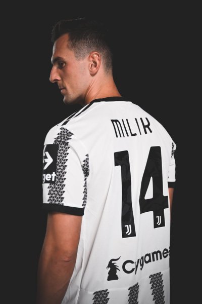 ميليك في قميص يوفنتوس رقم 14 بعد انضمامه - Arkadiusz Milik in Juventus shirt #14 officially