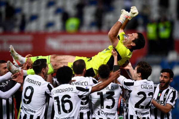 بوفون يحتفل مع زملائه بلقب كاس ايطاليا 2021 لـ اليوفي - Buffon celebrates after won Coppa Italia for Juventus