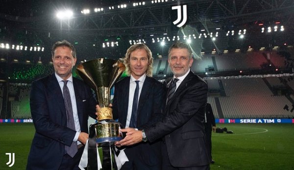 نيدفيد و باراتيسي و تشيروبيني خلال احتفالات يوفنتوس بلقب الدوري الايطالي - Cherubini & Nedved & Paratici during Juventus celebration for Scudetto 2020