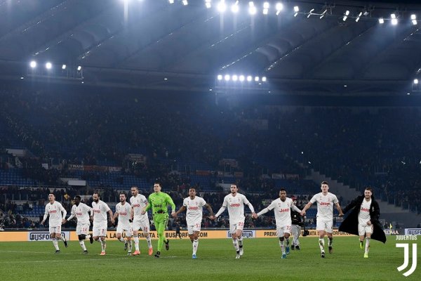 فرحة لاعبي اليوفنتوس و تحية الجمهور بعد تخطي روما - Juventus players delight & greet fans afer Roma match