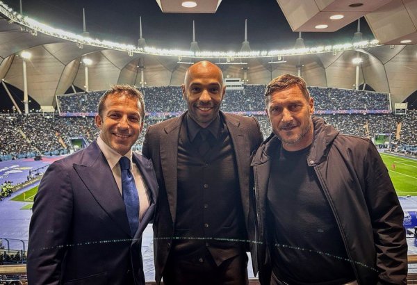 ديل بييرو بجانب توتي و تيري هنري في استاد الملك فهد ( السعودية ) - Del Piero with Totti & Henry in Riyadh ( KSA )
