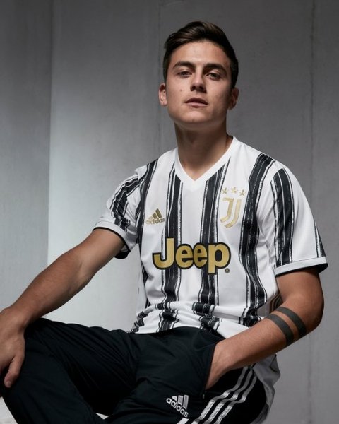 ديبالا مع عرض قميص اليوفي الأساسي 2020-2021 - Dybala with Juventus home kit