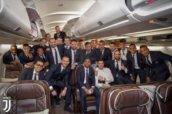 لاعبي اليوفي بالطائرة نحو السعودية - Juve players in plane towards Saudi