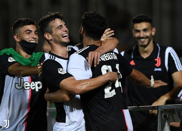 فاربوتا يحتفل بالهدف في مباراة رديف اليوفي تحت 23 و بادوفا - Frabotta celebrates with Coccolo after scoring a goal during Juventus U23 Padova match