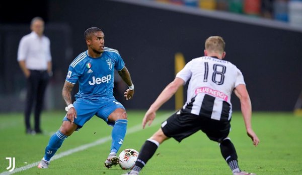 دوغلاس كوستا ضد تير أفيست خلال مباراة اودينيزي يوفنتوس - Douglas Costa Vs ter Avest during Udinese Juventus match