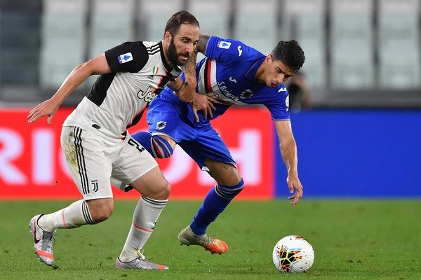 هيغوين ضد ديباولي في مباراة يوفنتوس سامبدوريا - Higuain Vs Depaoli during Juve Sampdoria match