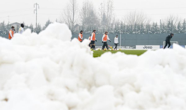 صورة جميلة للثلج و الجليد مع لقطة للاعبين