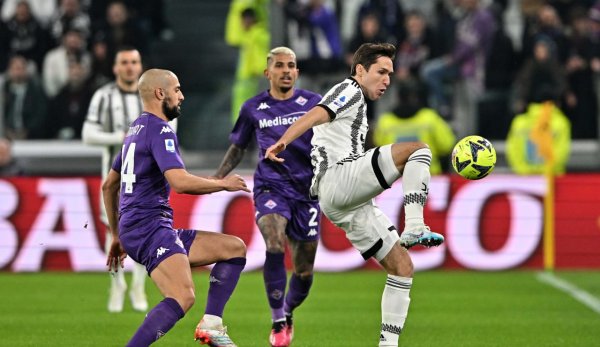 كييزا ضد مرابط خلال مباراة يوفنتوس ضد فيورنتينا 2023 - Federico Chiesa during Juventus match Vs Fiorentina