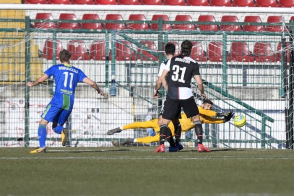 الحارس نوتشي بمباراة رديف اليوفي و فيرالبيسالو - Gk Nocchi goal in Juve U23 X Feralpisalo 