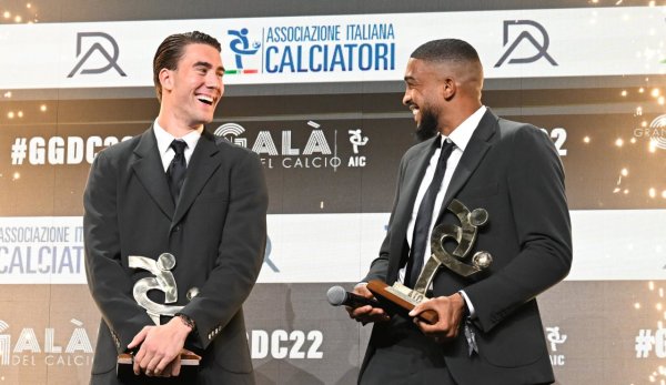 لاعبي يوفنتوس بريمر و فلاهوفيتش في حفل جوائز الدوري الايطالي 2022 - Bremer & Vlahovic during Aic Gran Gala Del Calcio