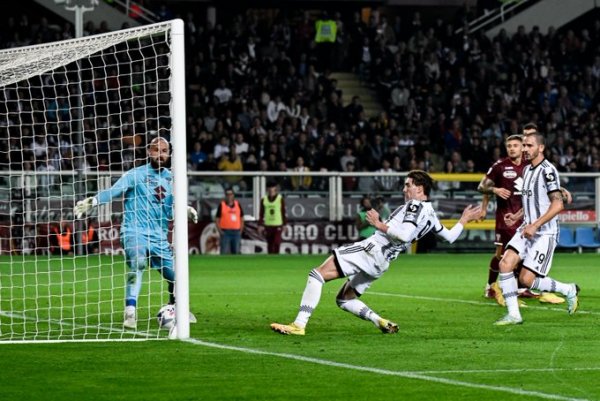 فلاهوفيتش يسجل هدف في مباراة تورينو يوفنتوس - Vlahovic scores a goal during Torino Juventus match