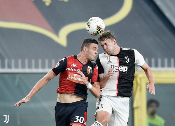 دي ليخت ضد فافيلي في مباراة جنوة يوفنتوس - de Ligt vs Favilli during Genoa Juventus match