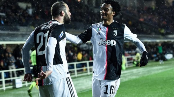 هيغوين يحتفل بهدفه مع كوادرادو - Higuain celebrates with Cuadrado