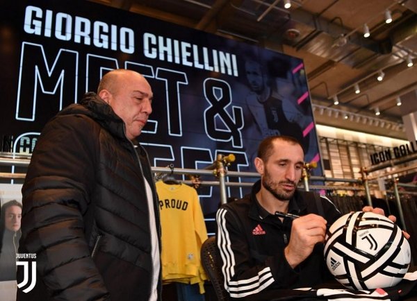 كيليني يوقع لمشجع اليوفي - Chiellini sign for juve fan