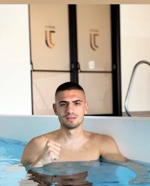 مدافع يوفنتوس ديميرال في حمام السباحة - Juventus defender Demiral in Pool