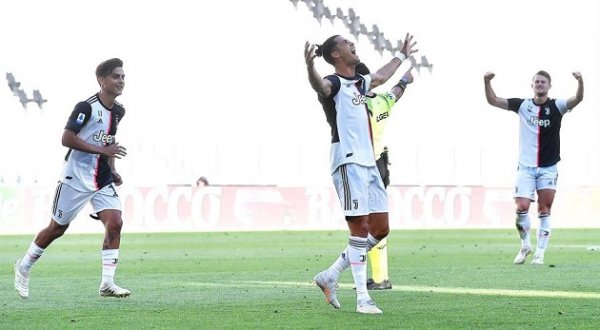 رونالدو يحتفل بهدفه ( خلفه دي ليخت و ديبالا ) في ديربي يوفنتوس و تورينو - Ronaldo celebrates after scoring a goal in Juventus Torino derby