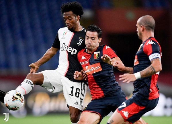 كوادرادو ضد كاساتا في مباراة جنوة يوفنتوس - Cuadrado Vs Cassata during Genoa Juventus match 