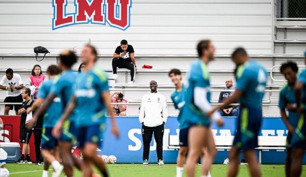 بوغبا يتابع زملاءه في يوفنتوس خلال التدريبات في أمريكا - Pogba watches his Juventus teammates in training