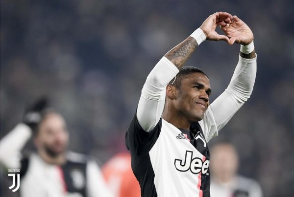 دوغلاس كوستا يحتفل بهدفه - Douglas Costa celebrates Juve 4th goal