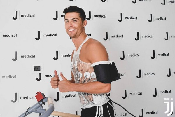 ابتسامة كريستيانو رونالدومع الفحوصات - Cristiano Ronaldo in JMedical