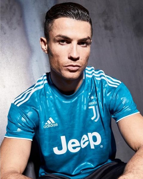 رونالدو بقميص اليوفي الثالث - Ronaldo in 3rd Juve Kit