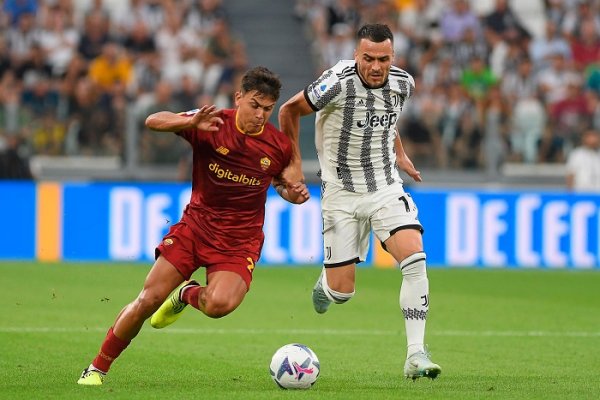 كوستيتش ضد ديبالا في مباراة يوفنتوس روما - Kostic Vs Dybala during Juventus Roma match