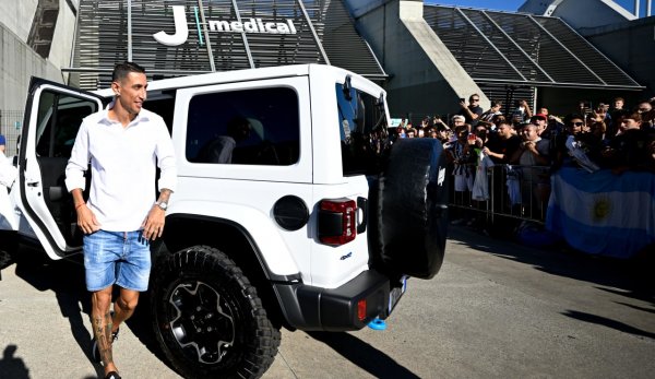 دي ماريا يصل للفحوصات الطبية قبل التوقيع مع اليوفي - Di Maria before Medical Tests with Juventus