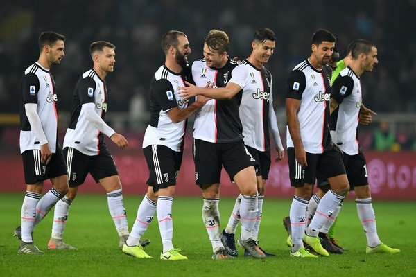 دي ليخت يحتفل بهدفه مع هيغوين - De Ligt celebrates with Higuain