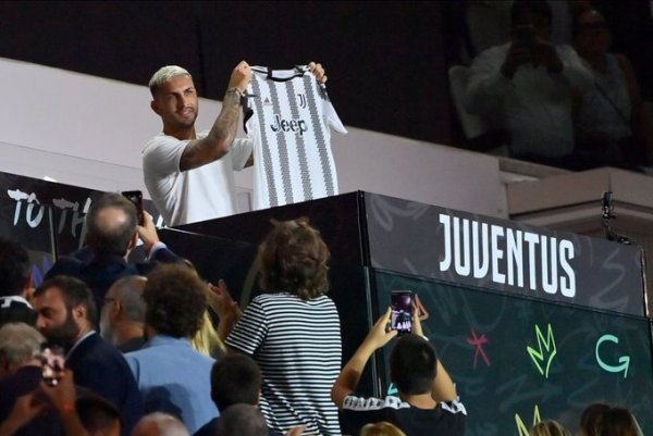 باريديس مع قميص اليوفي في أليانز ستاديوم - Paredes with Juventus shirt in Allianz Stadium