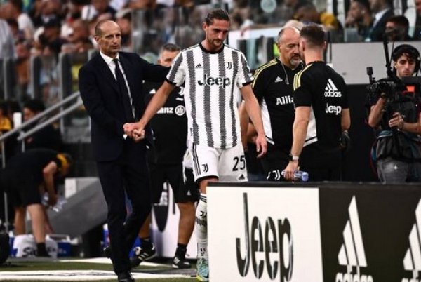 رابيو يخرج للاصابة في مباراة يوفنتوس روما - Rabiot got injured ( with Allegri ) during Juventus Roma match