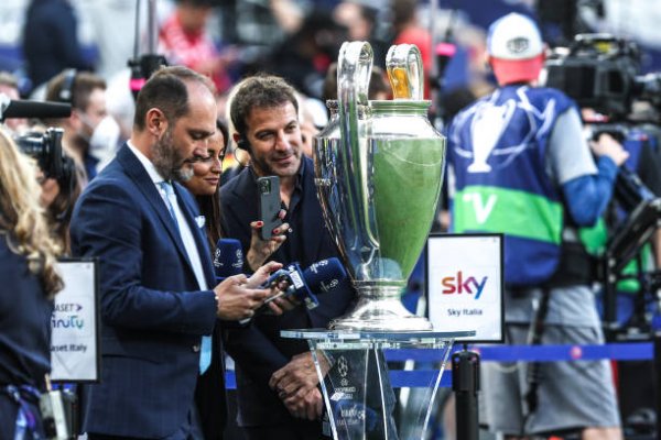 اسطورة اليوفي ديل بييرو بجوار لقب دوري الابطال 2022 - Juve Legend Del Piero in front Champions League cup trophy