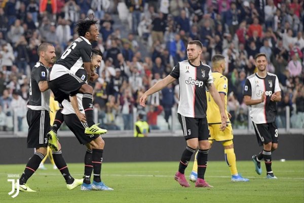 رونالدو يحتفل بهدفه مع كوادرادو - Cuadrado celebrates with Ronaldo