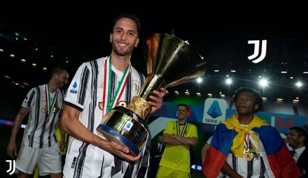 بينتانكور خلال احتفالات يوفنتوس بلقب الدوري الايطالي - Bentancur during Juventus celebration for Scudetto 2020