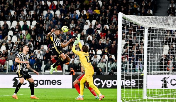 بريمر يسجل هدف خلال مباراة يوفنتوس ضد كريمونيزي 2023 - Gleison Bremer scores a goal during Juventus match Vs Cremonese