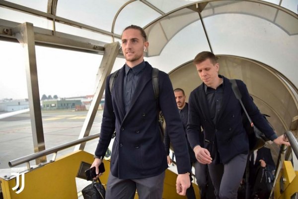 رابيو و تشيزني في رحلة اليوفي نحو ليون - Szczesny & Rabiot in Juventus journey towards Lyon