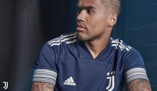 دوغلاس كوستا مع عرض قميص اليوفي الأساسي 2020-2021 - Douglas Costa with Juventus home kit