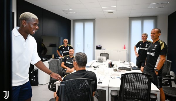 بوغبا مع الطاقم الفني لليوفي ( اليغري و لاندوتشي ) - Pogba meets Juventus coach staff