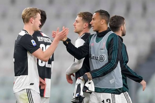 فرحة لاعبي يوفنتوس ( دي ليخت و دانيلو ) بالفوز ضد انتر ميلان - Juventus ( de Ligt & Danilo ) celebration after beating inter milan