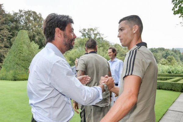 مصافحة انييلي مع رونالدو - Agnelli handshake with Cristiano Ronaldo