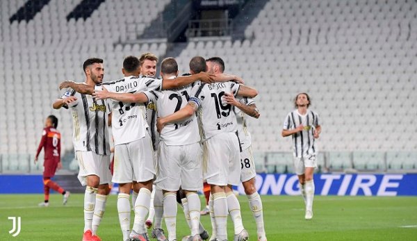 هيغوين يحتفل بهدفه مع زملاءه خلال مباراة يوفنتوس روما - Higuain celebrates after scoring a goal during Juventus Roma match