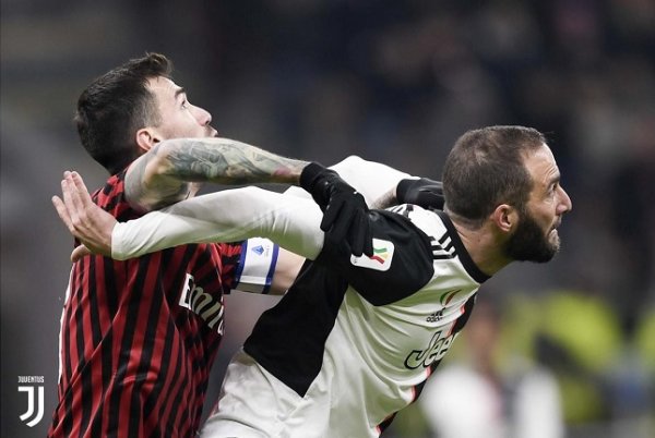 هيغوين ضد رومانيولي في مباراة ميلان يوفنتوس - Higuain vs Romagnoli in Milan Juventus