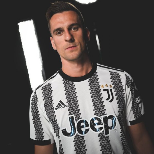 ميليك في قميص يوفنتوس لحظات توقيعه - Milik officialy in Juventus shirt