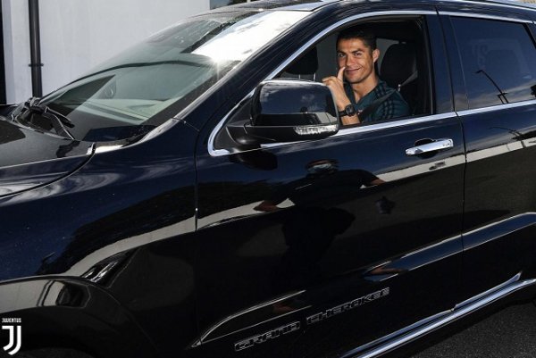 رونالدو يصل لتدريبات اليوفي بسيارته - CR7 arrives by his car to Juventus training