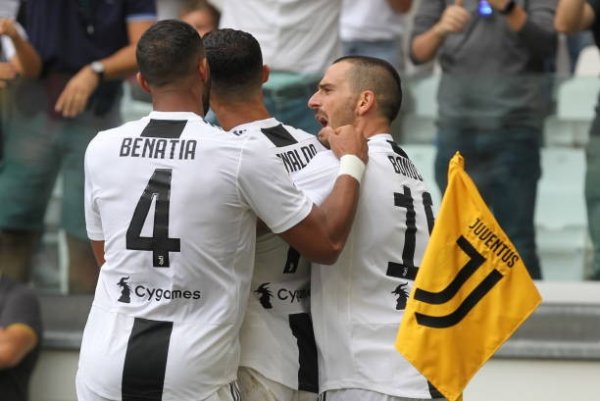 بونوتشي و بنعطية يحتفلون مع رونالدو - Bonucci Benatia with Ronaldo
