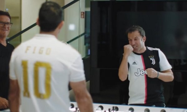 فرحة اسطورة يوفنتوس ديل بييرو في تحدي كرة طاولة مع فيغو - Juventus legend Del Piero playing foosball with Luis Figo