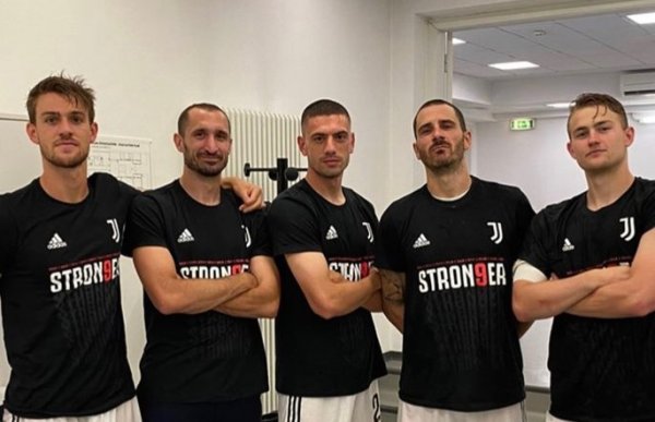 فرحة اليوفنتوس بعد ضمان نيل الدوري الايطالي 2020 - Rugani , Chiellini , Demiral , Bonucci & de Ligt during Juventus celebration after secured Scudetto 38