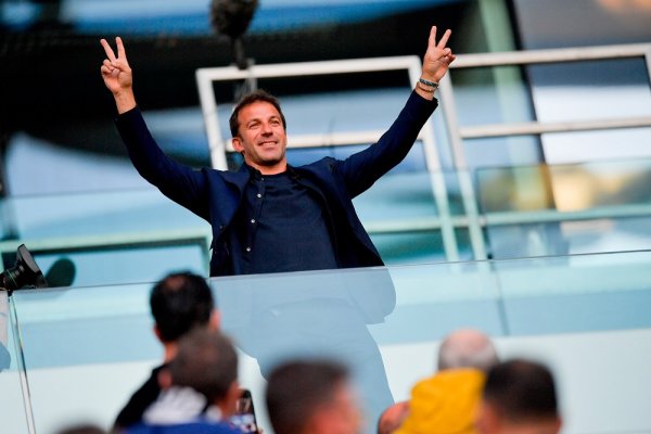 ديل بييرو يحيي جماهير يوفنتوس مع ابتسامته في الأليانز ستاديوم - Del Piero salutes Juventus Fans in Allianz Stadium