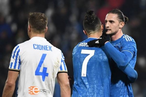 عناق رابيو و رونالدو في مباراة يوفنتوس و سبال - Rabiot embraces Ronaldo in Spal Juventus