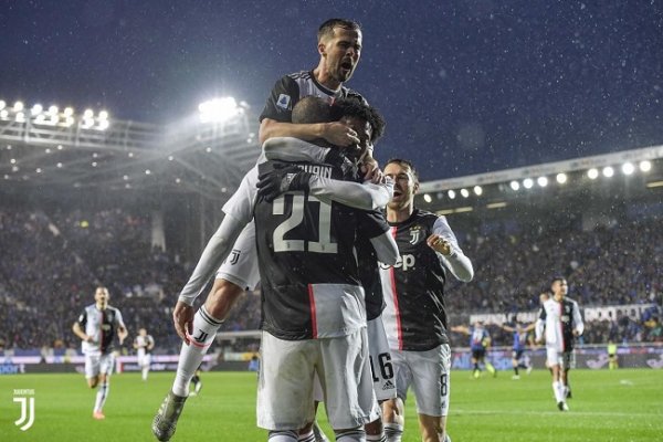 هيغوين يحتفل مع بيانيتش و كوادرادو - Higuain Celebrates with Pjanic & Cuadrado