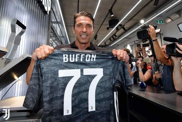 بوفون بالقميص 77 مع اليوفي - Buffon with Number 77